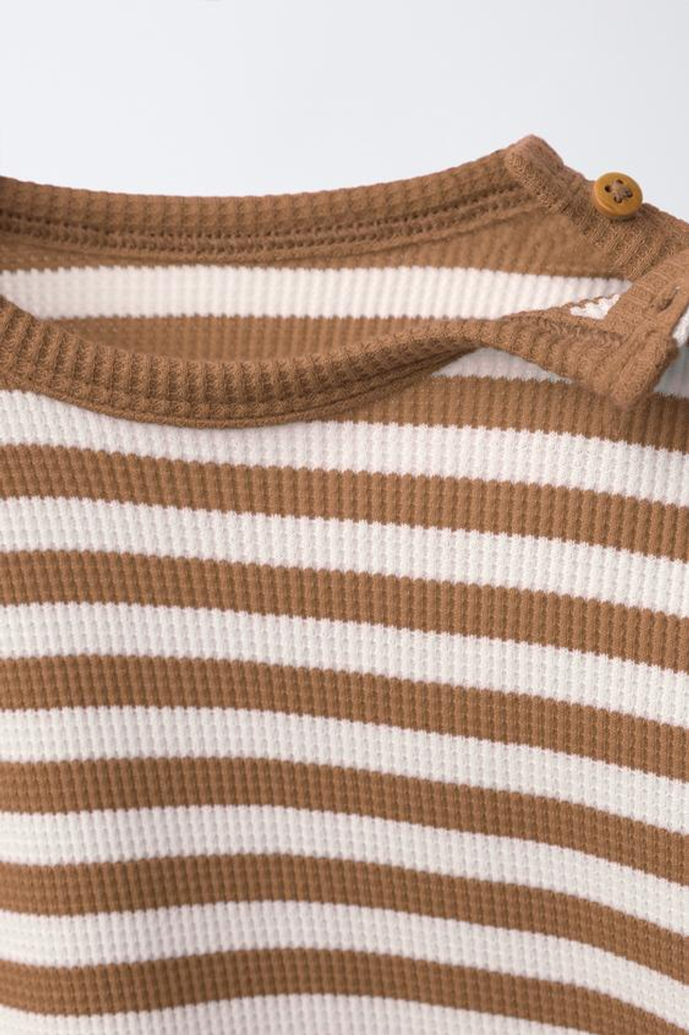 ZARA КОМПЛЕКТ ИЗ ФУТБОЛКИ И ШОРТОВ WAYAS WAFFLE, СВЕТЛО-КОРИЧНЕВЫЙ