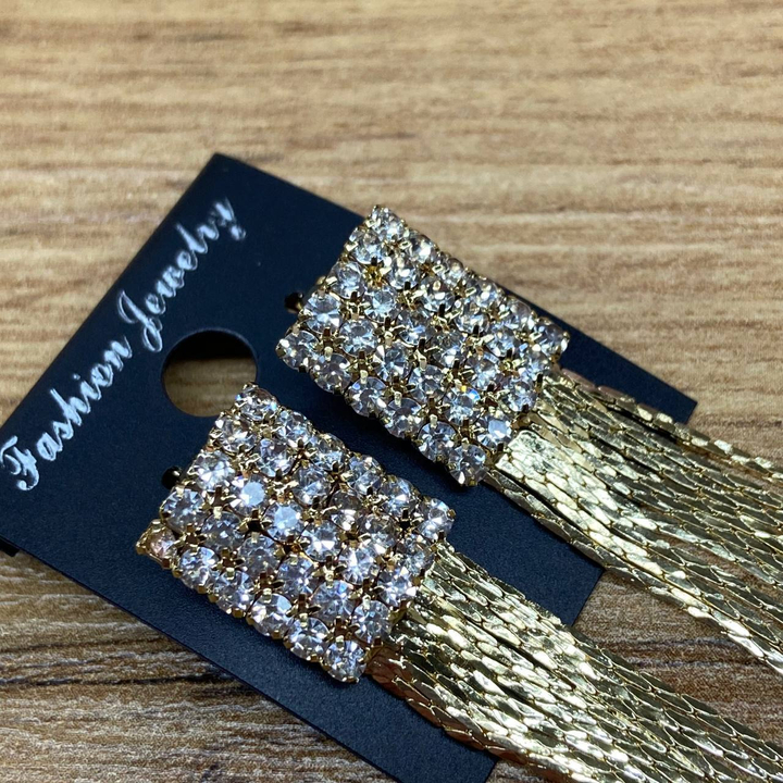 Серьги англ.заст. Bogema прямоугольник выпуклый из страз 6 х 6 цепочки жгутики металл золотистый