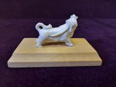 Миниатюра "Бык", рог лося, красное дерево