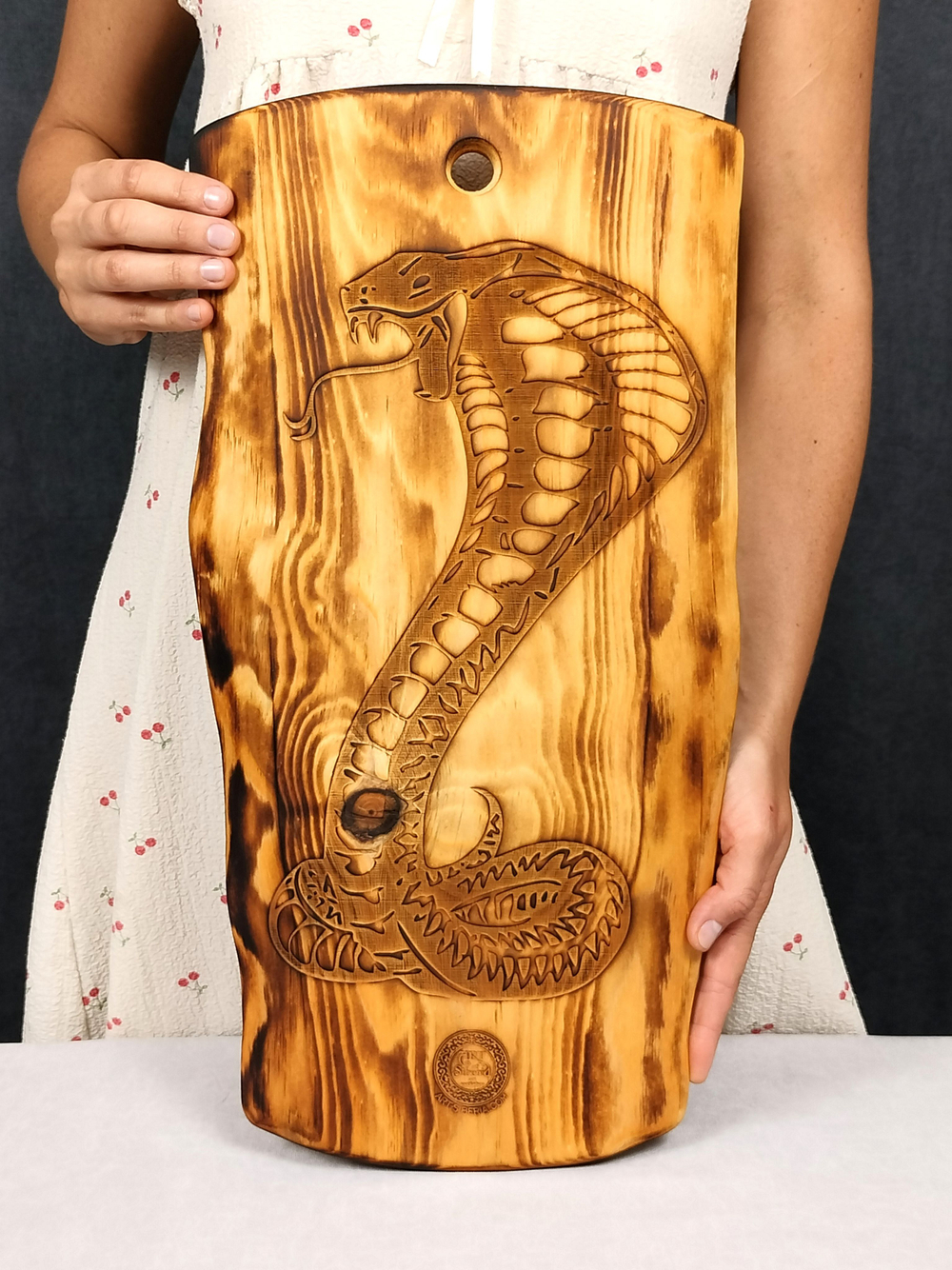 Доска разделочная из массива кедра с гравировкой