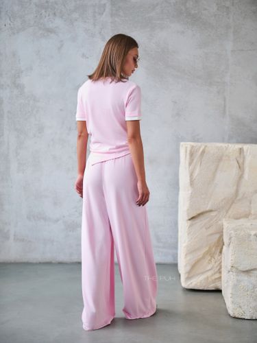 Трикотажный розовый костюм с асимметричным топом