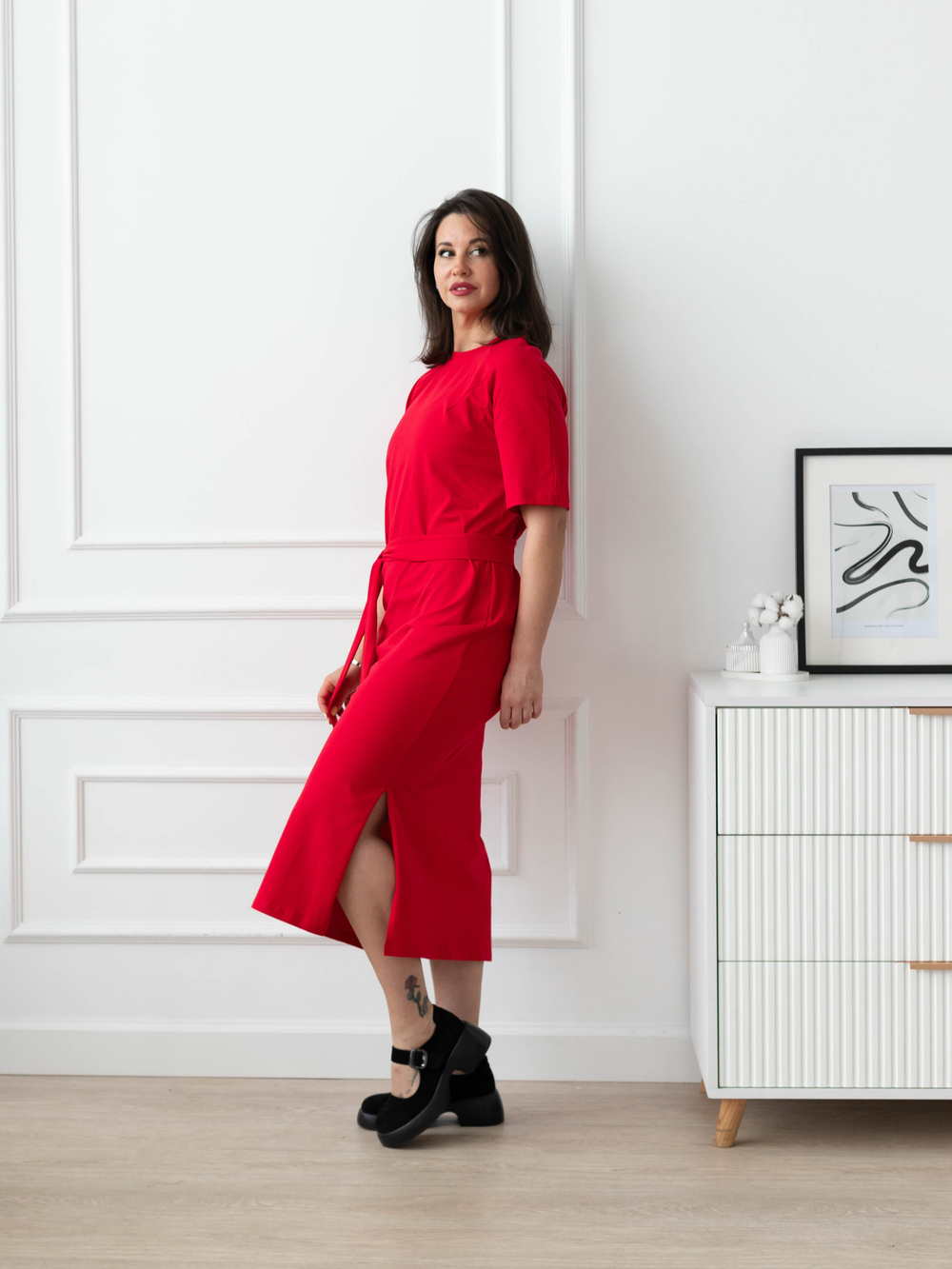 Платье спортивное с разрезами и поясом