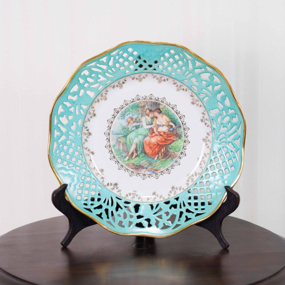 Декоративная ажурная тарелка «Музы и амур»