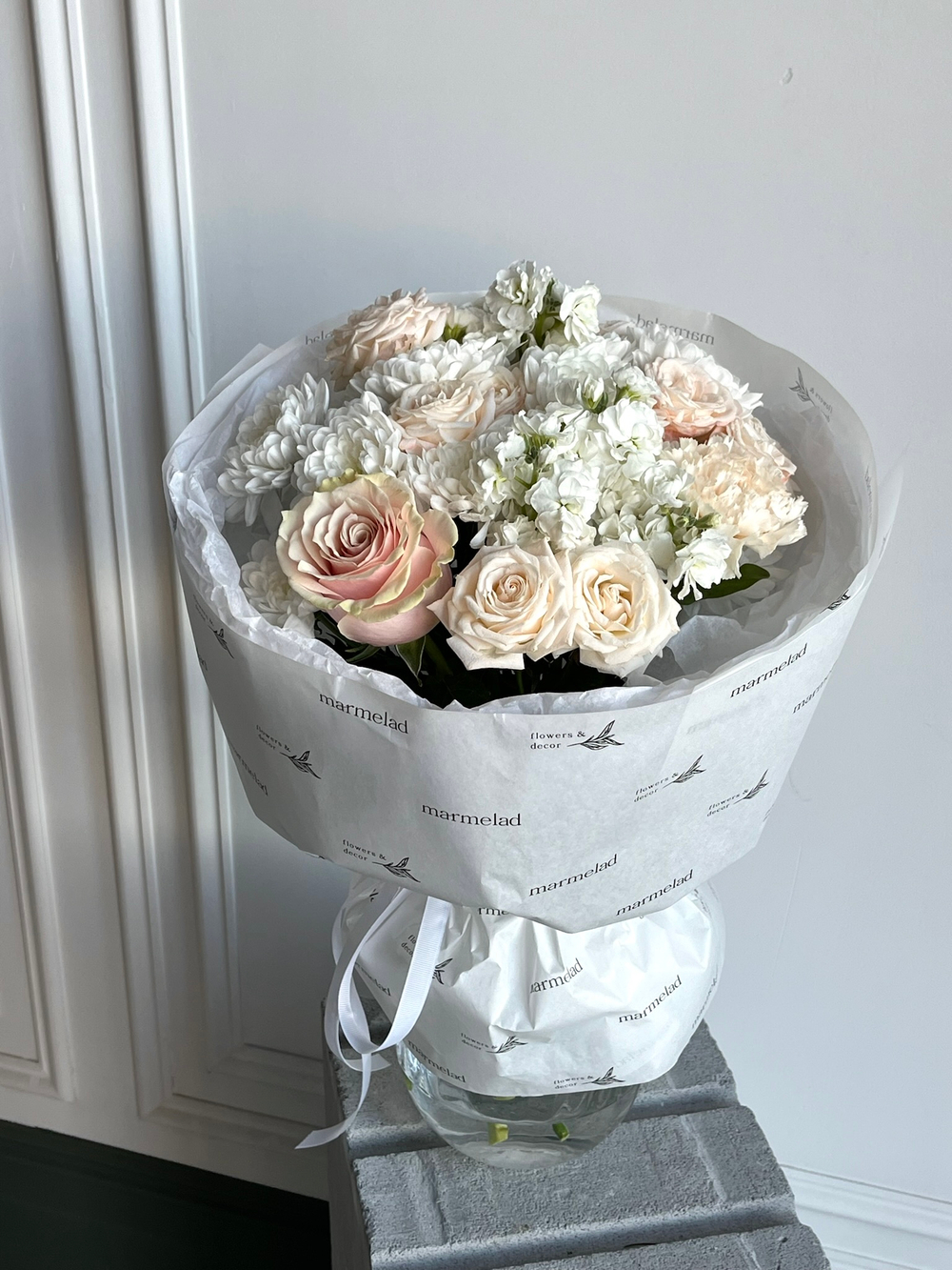 предзаказ - сборный букет из хризантемы, маттиолы, кустовых пионовидных роз и диантусов крем мал