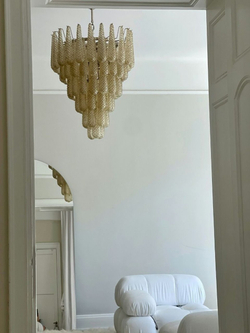 Эффектная люстра с каскадом фактурных стеклянных подвесок ✨