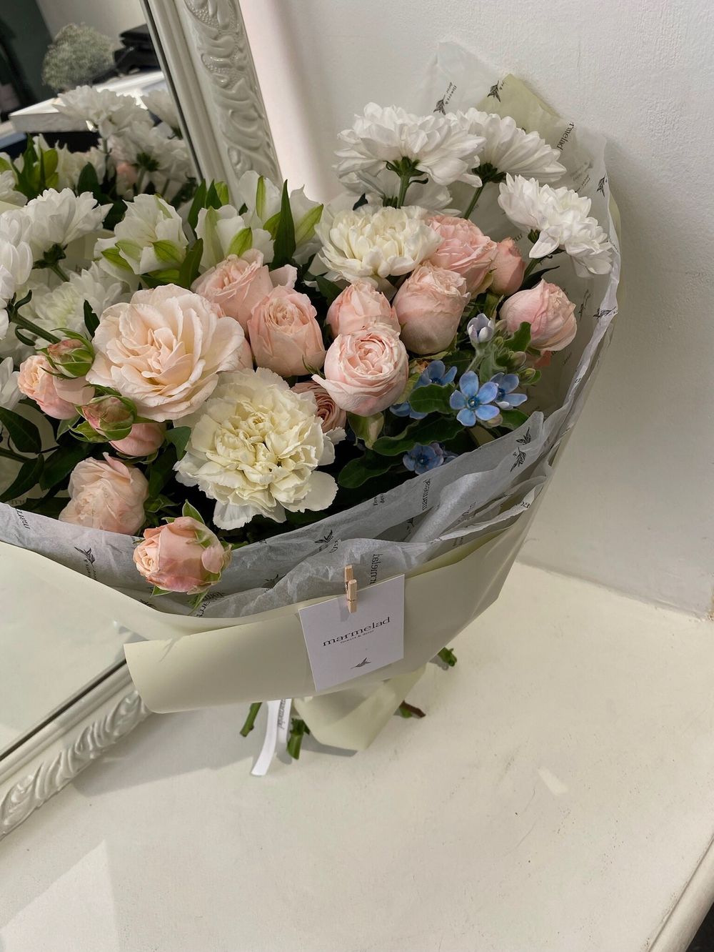 Сборный букет раскидистой формы с хризантемой и кустовой пионовидной розой в оформлении