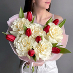 Букет из французской розы и красных тюльпанов