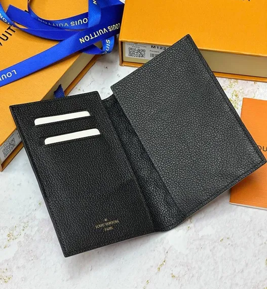 Обложка для паспорта Louis Vuitton Monogram Empreinte черный