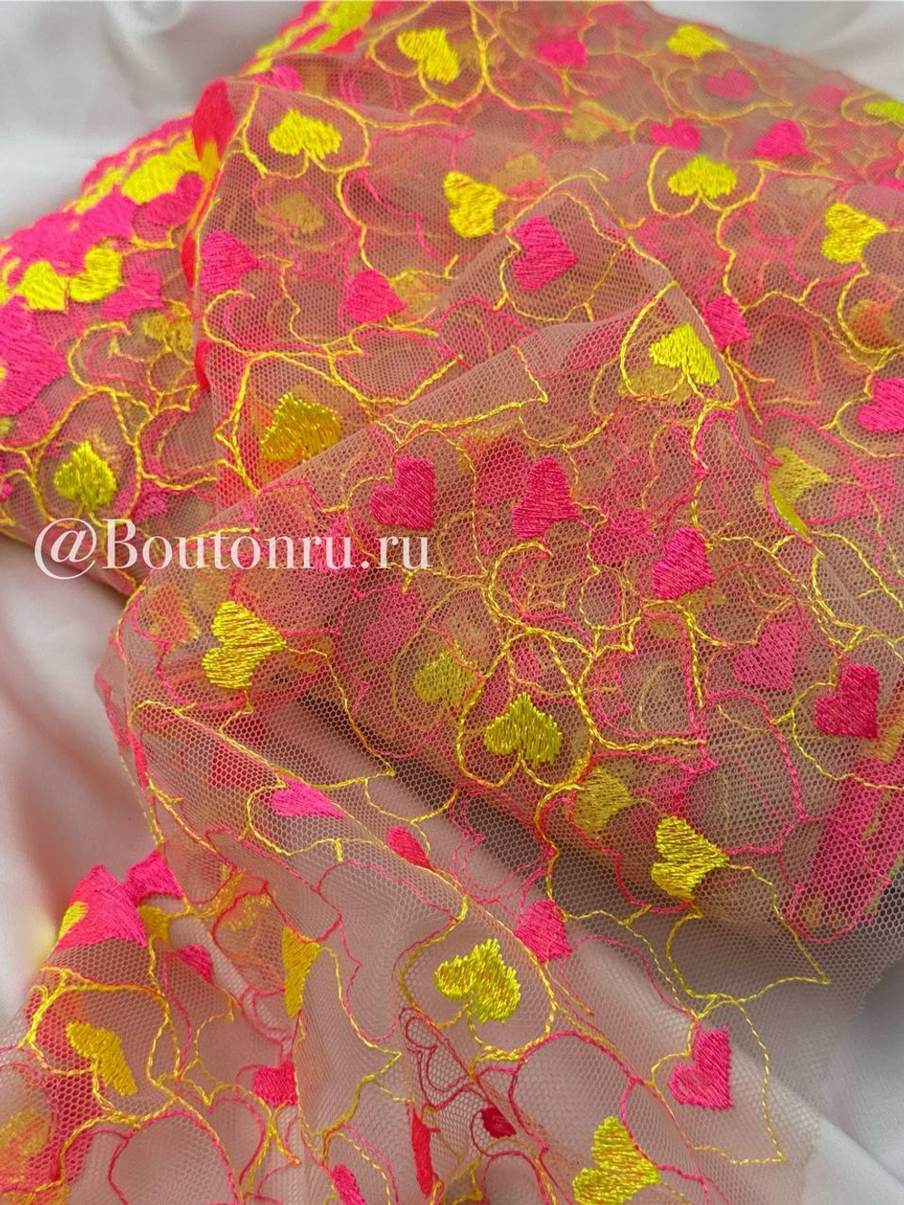 Кружево телесное с вышитыми яркими сердцами 210 мм