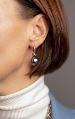 Серьги с темными барочными жемчужинами на замке левербек, оттенок серебро