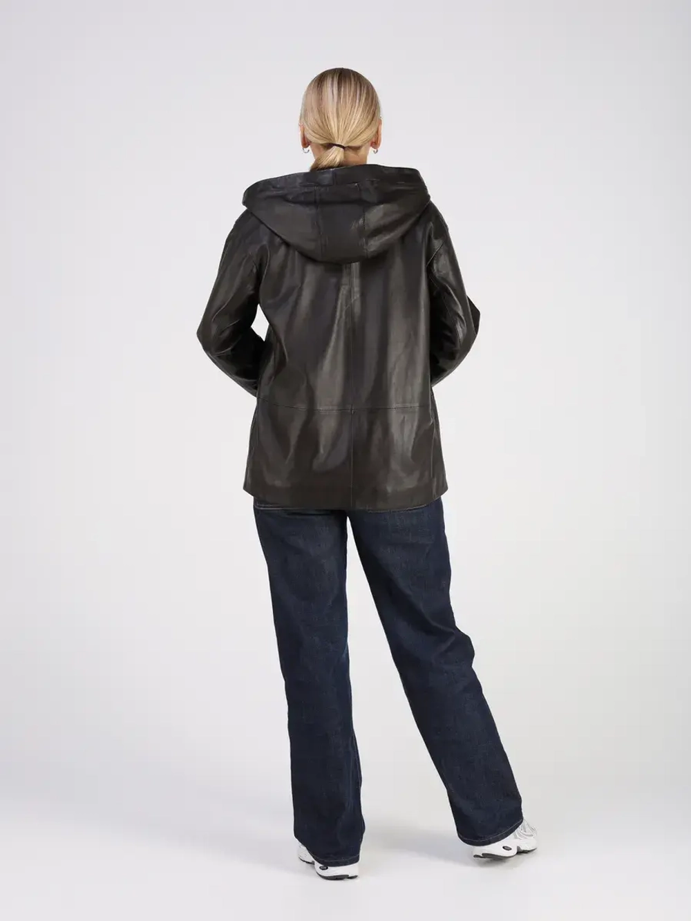 Кожаная куртка демисезонная с капюшоном