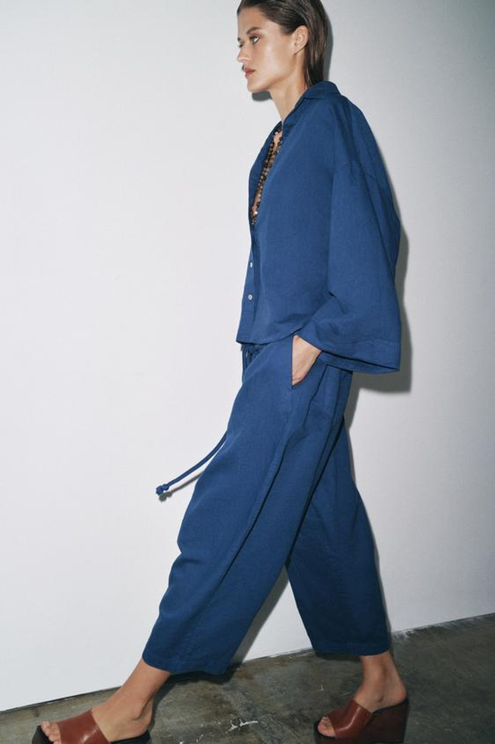 ZARA БРЮКИ ИЗ ЛЬНЯНОЙ ТКАНИ — ZW COLLECTION, ИНДИГО