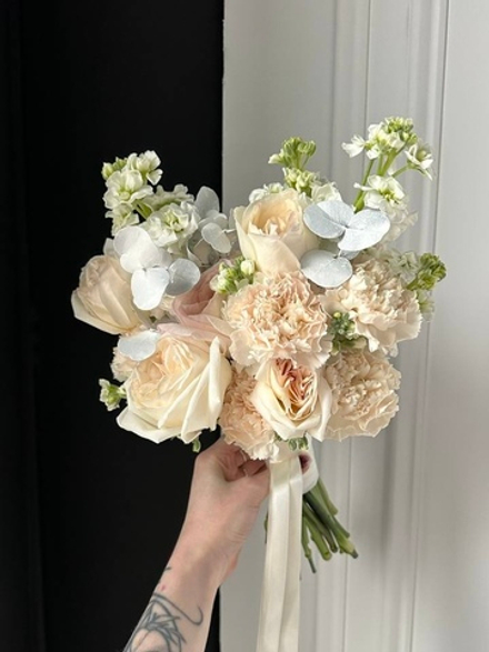 Свадебный букет из маттиолы, одноголовых роз, диантусов и эвкалипта