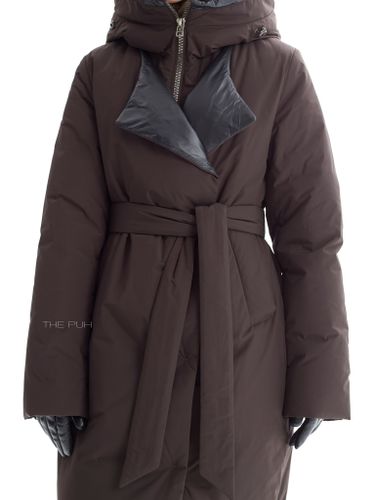Длинный пуховик темно-шоколадного цвета с поясом