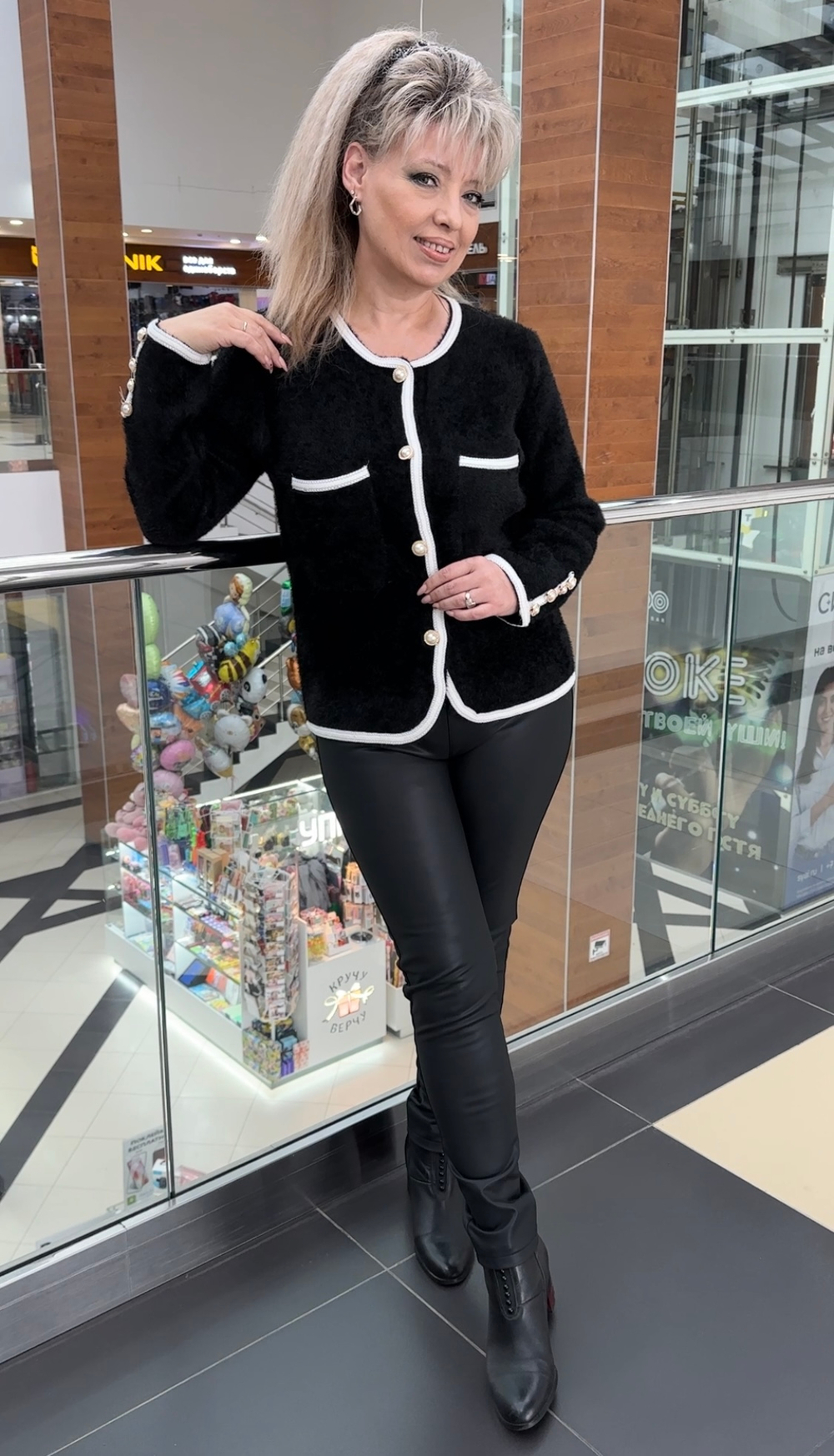 Черный, теплый жакет на пуговицах с белым кантом