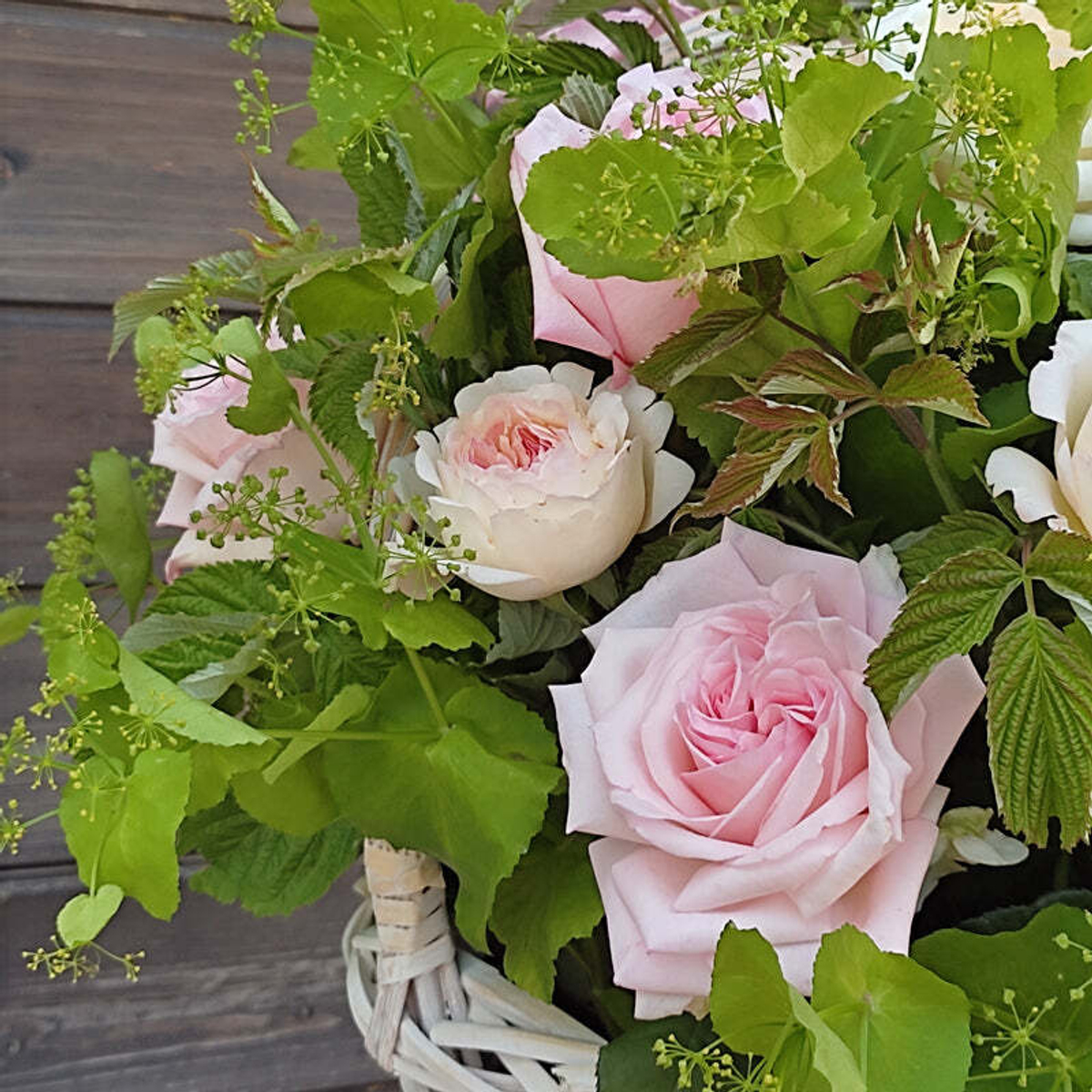 Розовое облако — корзина ароматных роз