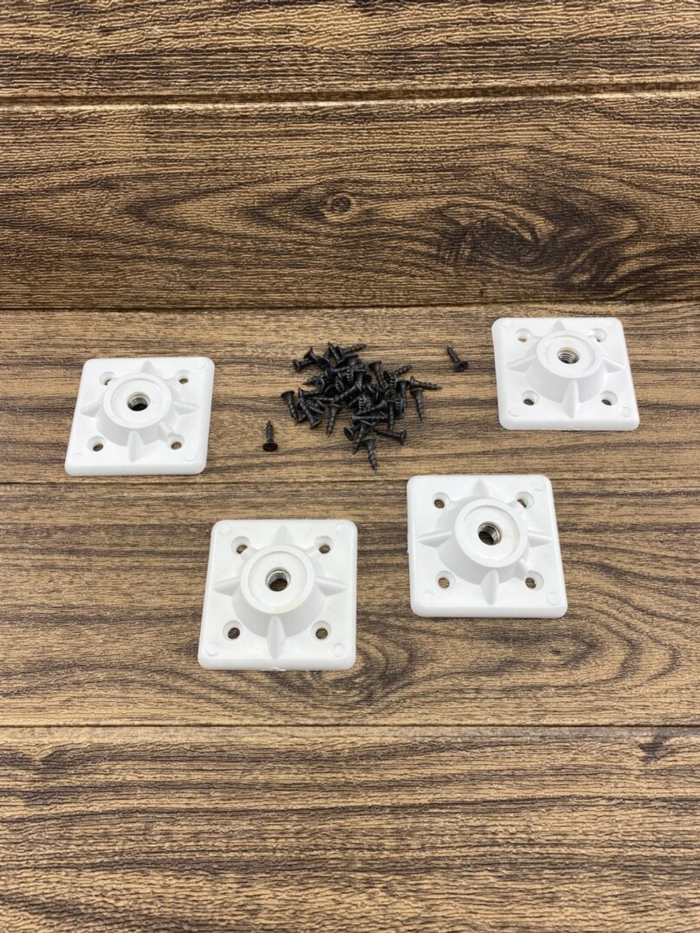 Крепление для мебельных ножек  Ширина 7 см, диаметр отв 8мм/ 4 штуки