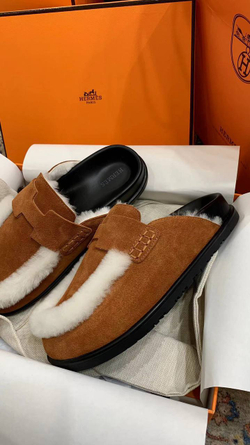Мюли Hermes Go Mule женские замшевые с мехом в темно-коричневом цвете