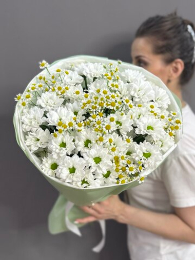 Букет из кустовых хризантем "Kennedy white" и ромашек