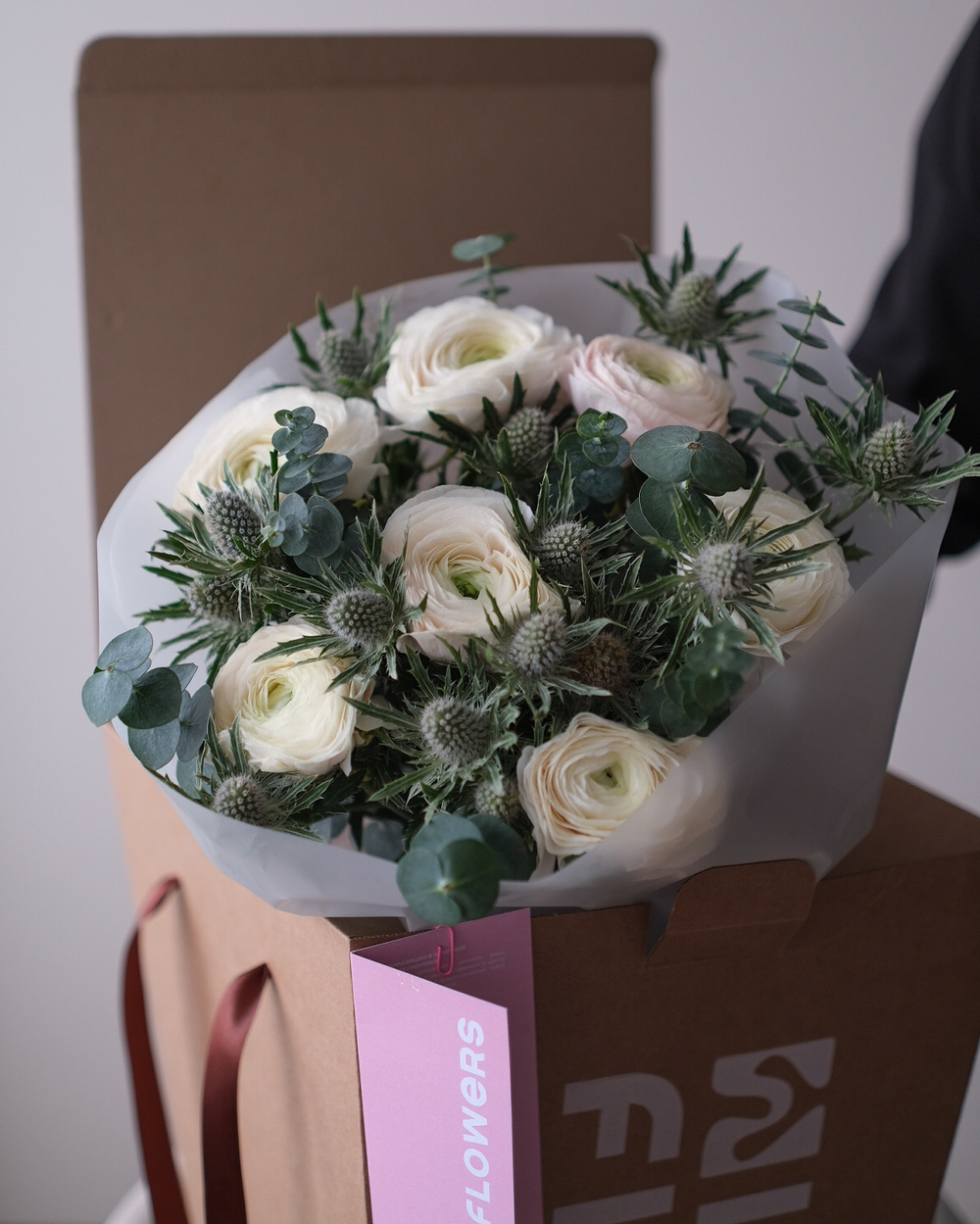 Букет с ранункулюсами и эрингиумом