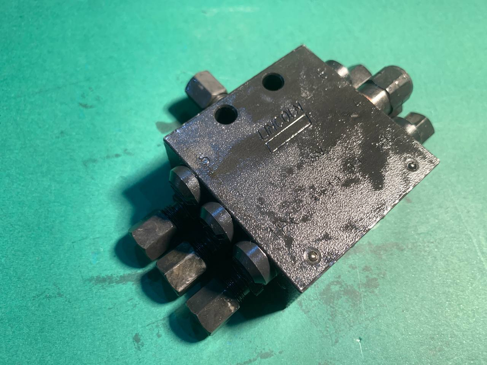 Распределитель смазки на 6 портов 2 отверстия (малый)
