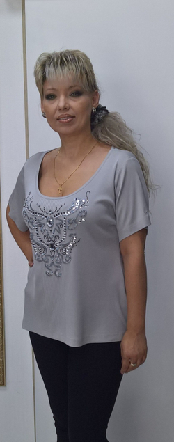 Серая шелковая футболка со стразовым принтом