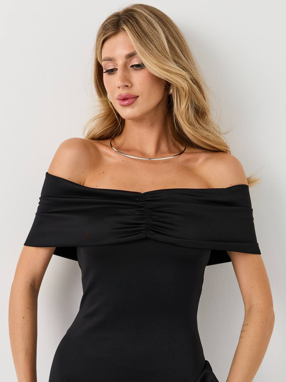 Платье с воланом на сборке