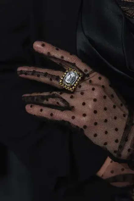 Кольцо разъемное с прямоугольным светлым кристаллом в золотой рамке