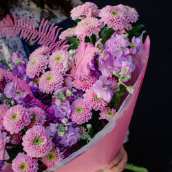 24. Аккуратный букет с хризантемой и маттиолой