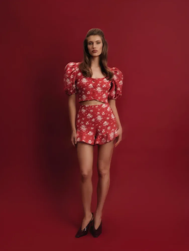 Audrie, шорты из красного крепдешина с цветочным принтом