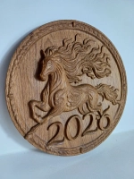 Панно из дуба сувенир Лошадь 2026 D=20см
