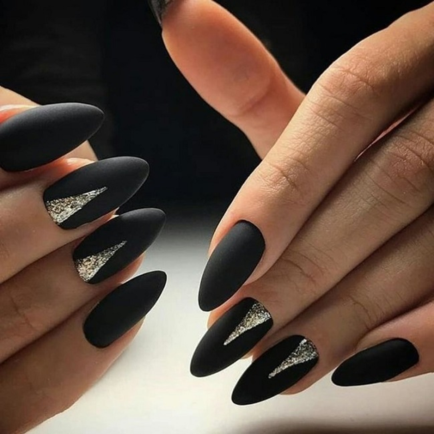 Идея черных ногтей. Ногти чёрные матовые миндаль длинные. Ногти 2022 миндаль черные матовые. Черные матовые ногти миндалевидной формы. Ногти чёрные матовые с золотом миндаль.
