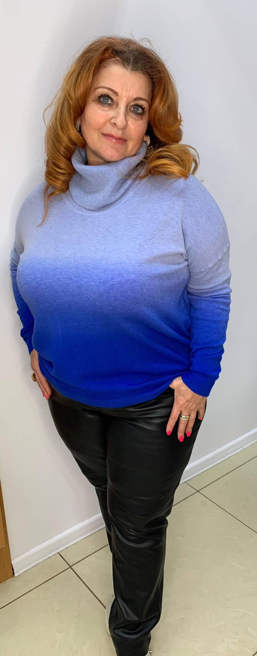 Тонкий свитер с переходом цвета.