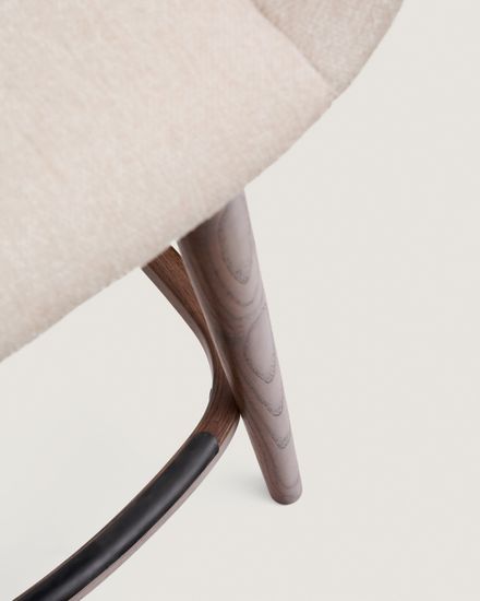 Полубарный стул Konna бежевого цвета с ножками из массива ясеня в темной отделке, 65 см Испания 