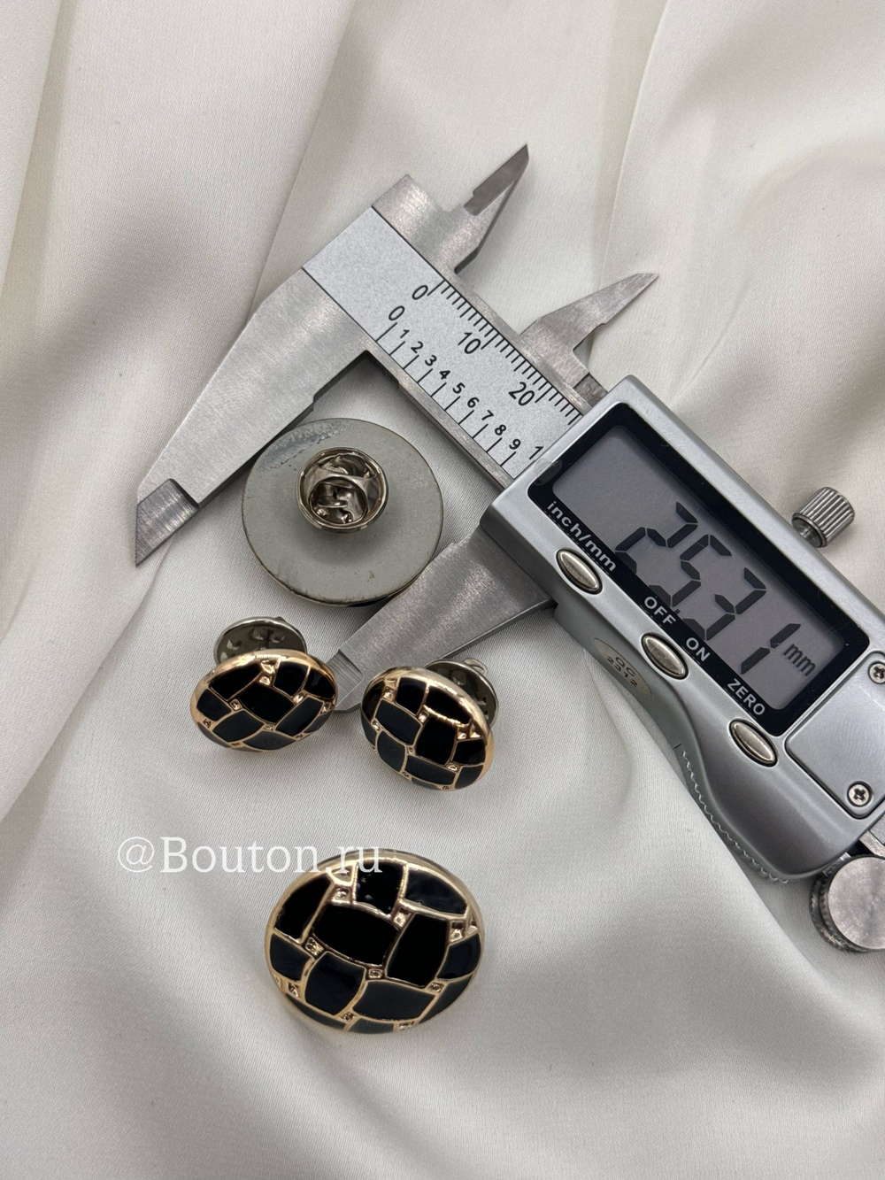 Брошь-пин (пуговица) черная с золотистыми деталями