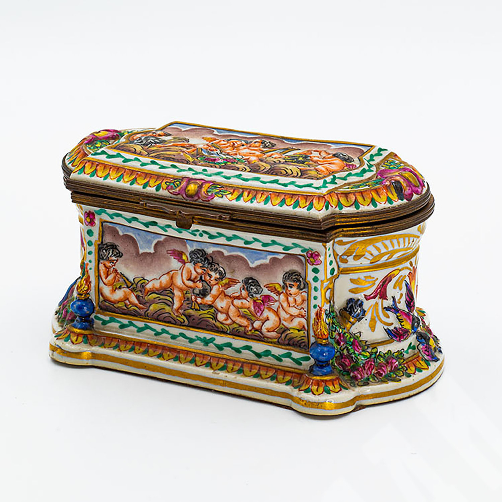 Фарфоровая шкатулка. Путти. Фарфор, ручная роспись. Италия, Каподимонте (Capodimonte), к. XIX в.