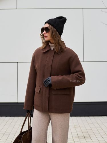 Коричневая куртка с меховым воротником