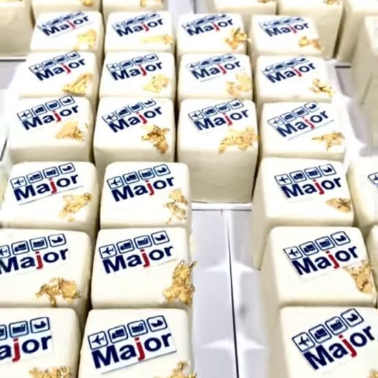 Пирожное кубик с логотипом компании