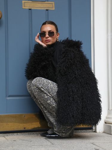 Короткая черная шуба из эко-меха