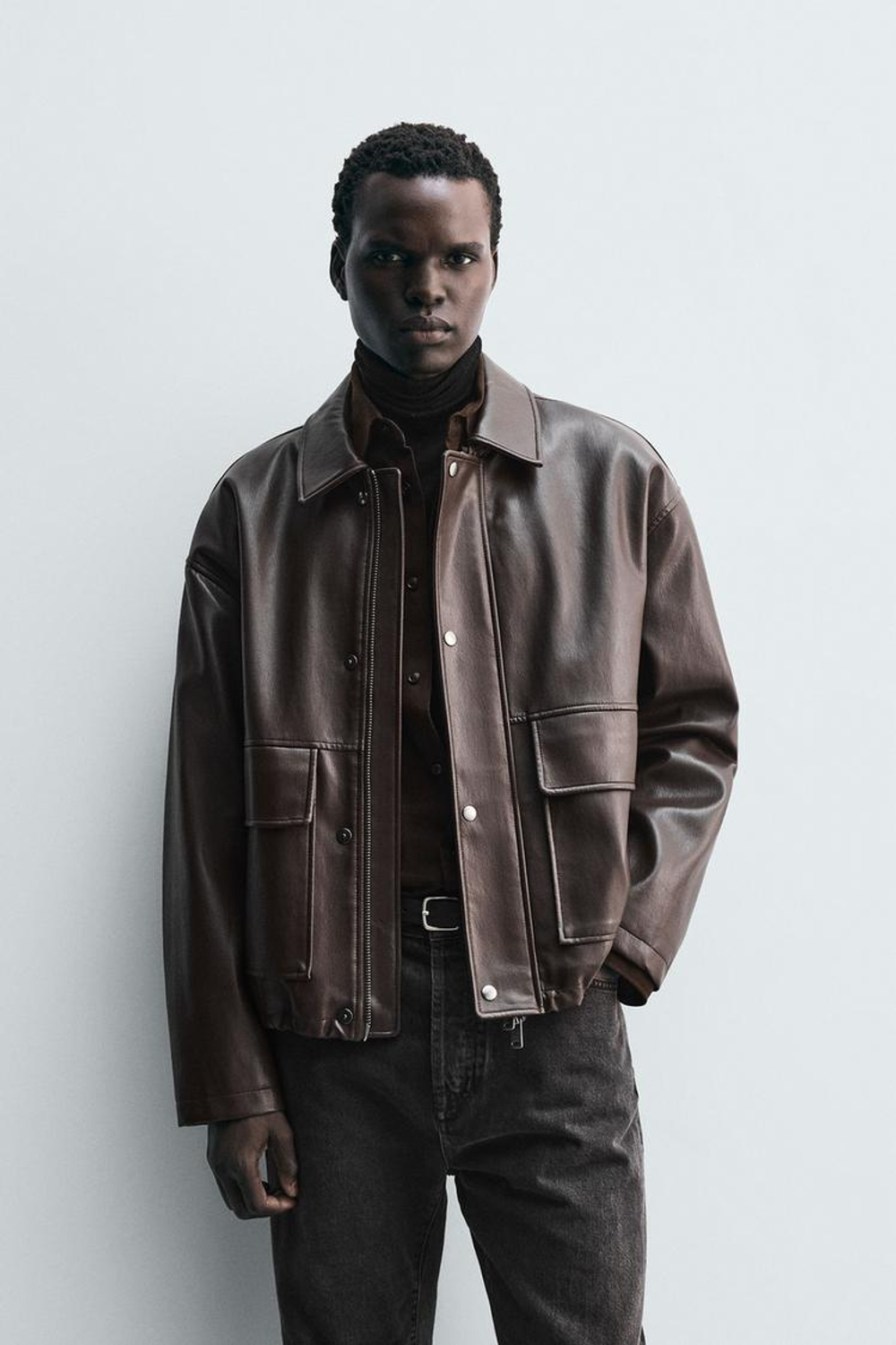 ZARA КУРТКА СВОБОДНОГО КРОЯ ИЗ ИСКУССТВЕННОЙ КОЖИ, ТЕМНО-КОРИЧНЕВЫЙ