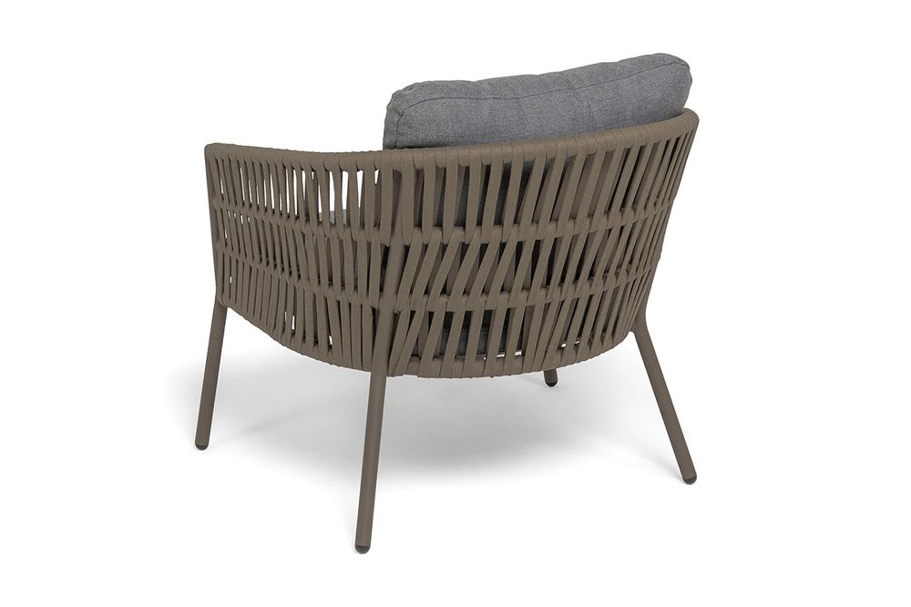 "Комо" кресло плетеное из роупа, каркас алюминий бежево-серый (RAL7006) муар, роуп серо-коричневый 23мм, ткань темно-серая 027