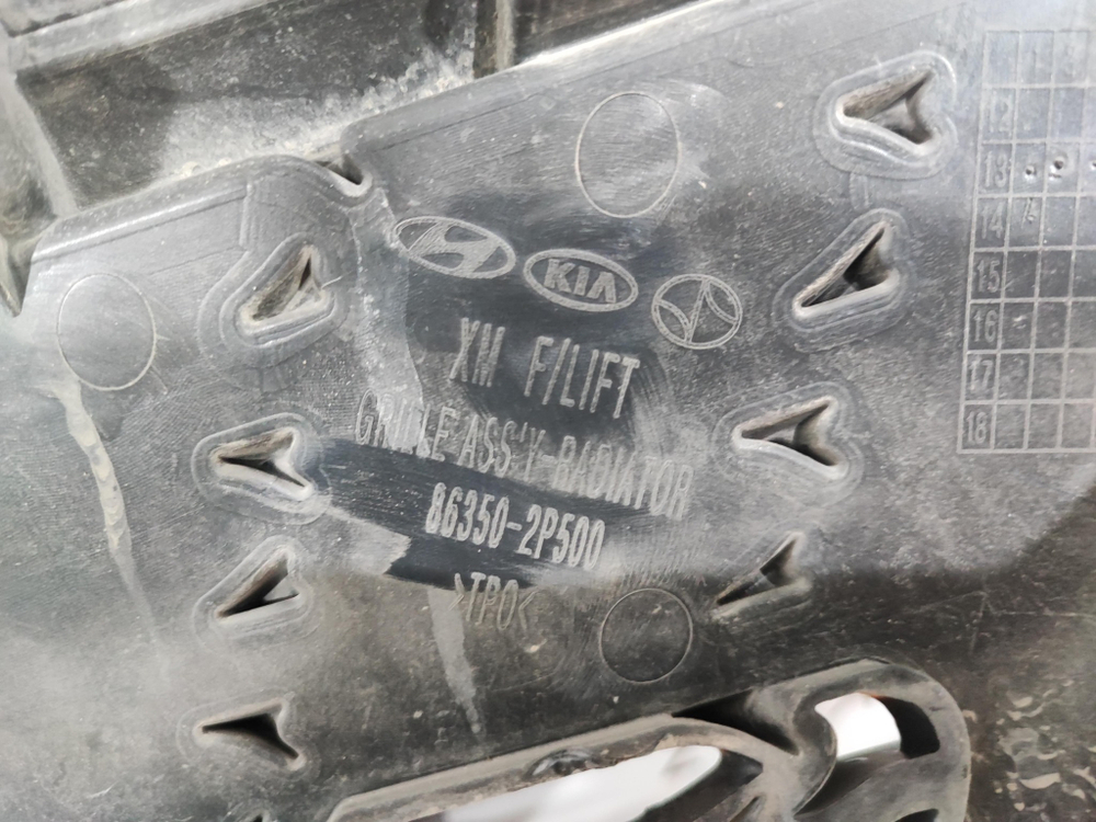 Решетка радиатора Kia Sorento 2 (XM) 12-20 Б/У Оригинал 863502P500
