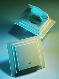 Розетка с заземлением Mono Electric Larissa 103-171721-117