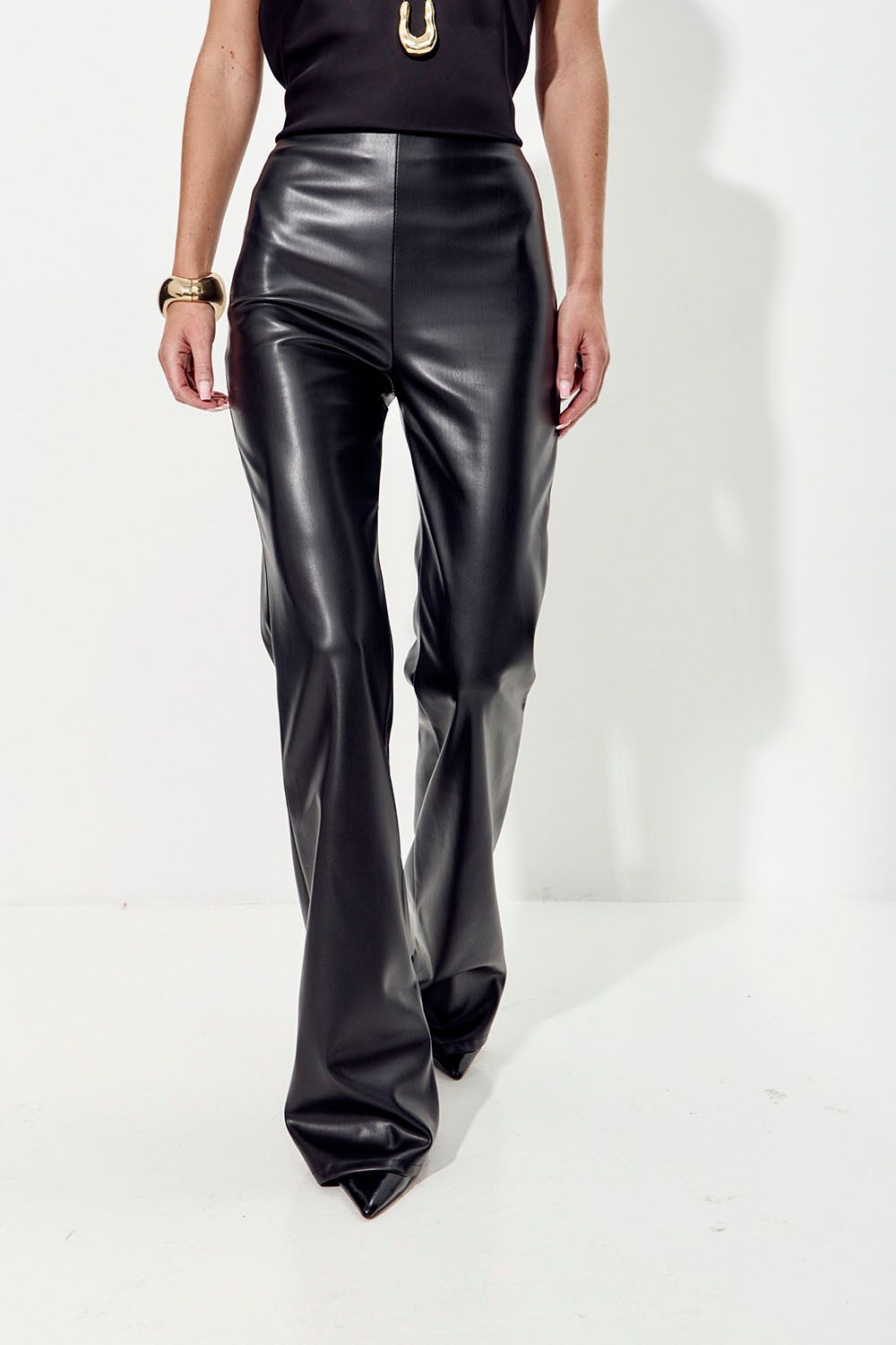 Брюки клеш из экокожи черного цвета