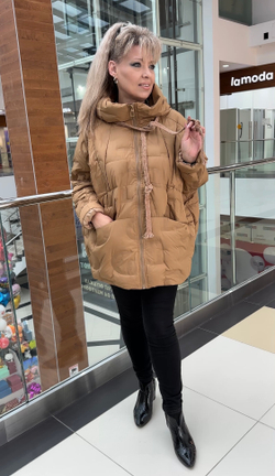 Красивый куртка-пуховик в цвете капучино