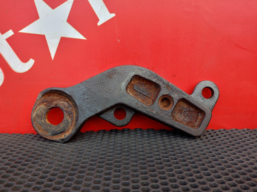 Кронштейн амортизатора нижний правый