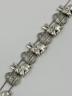 Браслет Пасхальные кролики в серебряном цвете