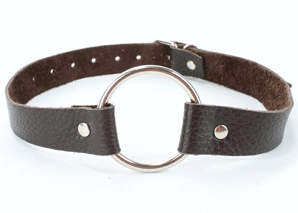 Коричневый кожаный кляп с металлическим кольцом (Цвет: коричневый)