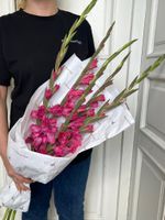 Моно букет из гладиолусов в розовом оттенке