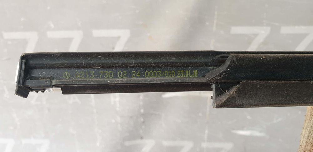 Молдинг двери задней правой Mercedes E (W213) 16-нв Б/У Оригинал A2137300224